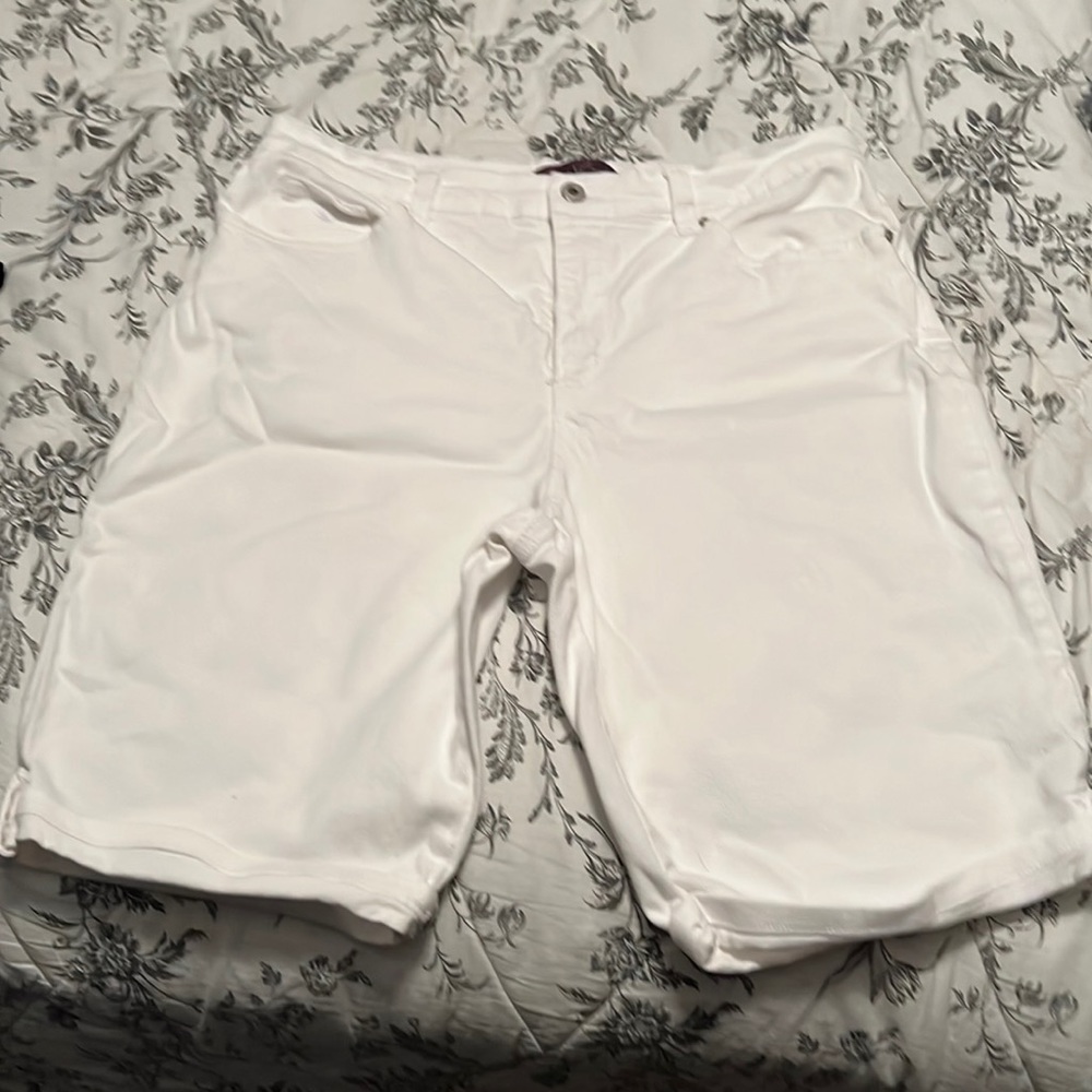 Gloria Vanderbilt Bermuda shorts